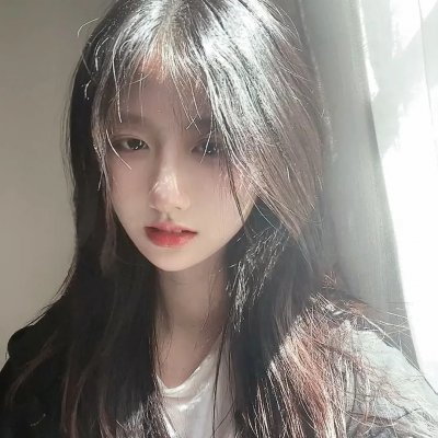 玻璃橱窗中的姑娘